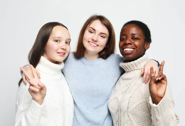 Retrato de cerca de tres niñas multirraciales, afroamericanas y europeas . — Foto de Stock