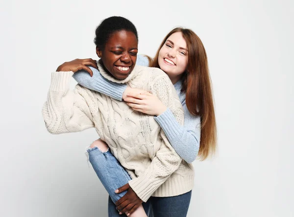 Çok ırklı arkadaşlık kavramı. Neşeli Avrupalı ve Afrikalı kadınlar. — Stok fotoğraf