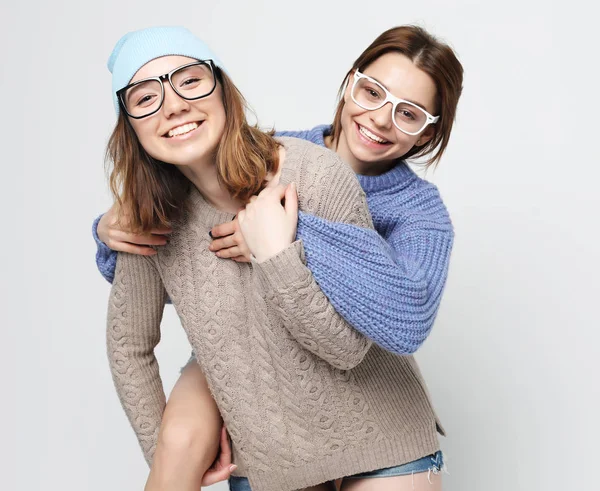 Deux jolies copines adolescentes souriantes câlins et avoir du plaisir — Photo