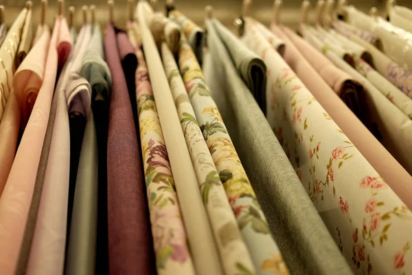 Textil- és textiltekercsek a raktárban — Stock Fotó