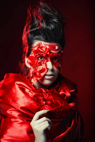 Donna con creativo viso rosso arte — Foto Stock