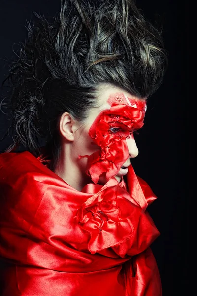 Donna con creativo viso rosso arte — Foto Stock