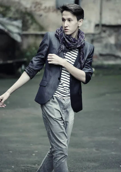 Junger Modemann in Freizeitkleidung. — Stockfoto