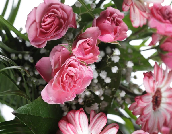 Buquê de flores com um monte de flores diferentes perto — Fotografia de Stock