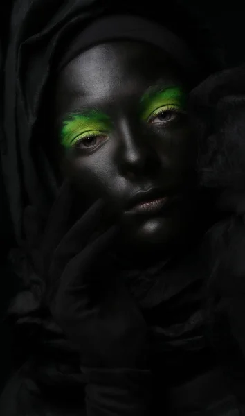 Model z black face. — Zdjęcie stockowe
