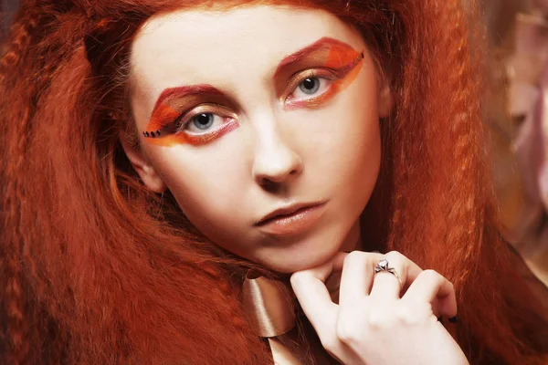 Redhair vrouw met heldere creatieve make-up — Stockfoto