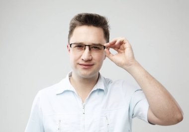 yakışıklı neşeli genç diş hekimi 