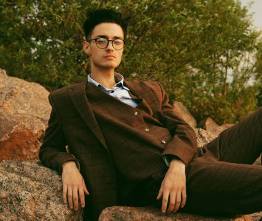 Zarif genç yakışıklı adam. Açık havada moda portresi.  