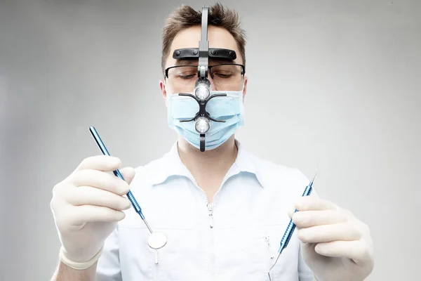 Dentista con espejo y gancho - primer plano —  Fotos de Stock