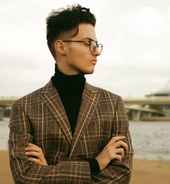 Um jovem elegante e bonito. Retrato de moda ao ar livre . — Fotografia de Stock