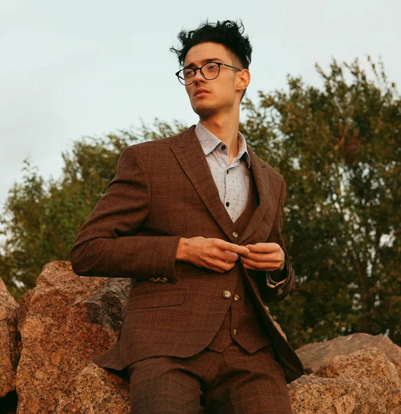 Elegant young handsome man. Outdoors fashion portrait. — Stock Photo, Image