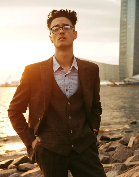 Retrato de um belo homem de negócios perto do mar — Fotografia de Stock