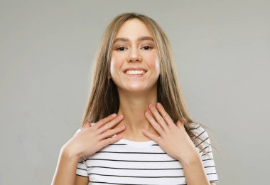 Neşeli bir yüzü olan, sıradan giyinmiş, beyaz bir geçmişi olan pozitif bir kadın. İçerideki güzel kadın.. 