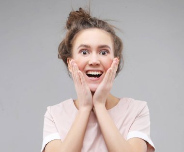 Güzel kız şaşırmış ve şaşırmış görünüyor..