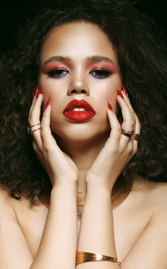 Moda ve güzellik konsepti: Çekici Afrikalı Amerikalı kadın yakın plan portresi 