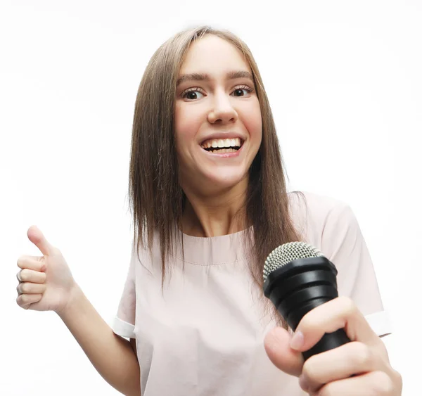 Mooie stijlvolle vrouw zingen karaoke — Stockfoto