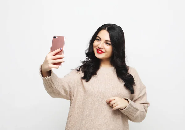 Mode kurvig brunett tjej tar foto gör självporträtt på smartphone — Stockfoto