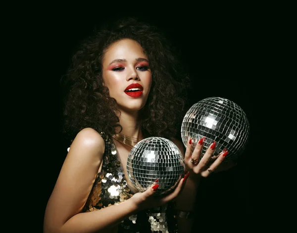 yaratıcı makyaj ve disco topları ile güzel Afrikalı kadın