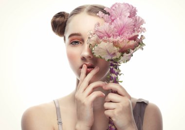 mükemmel makyaj ve pembe çiçekler ile model
