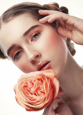 mükemmel makyaj ve pembe çiçekler ile model