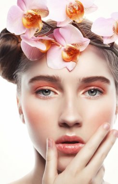 mükemmel makyaj ve pembe çiçekler ile model