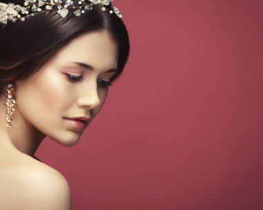 Saçlarında muhteşem diyademiyle çok güzel bir gelin.