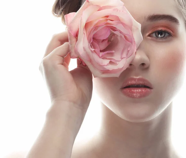 Modell med perfekt smink och rosa blommor — Stockfoto