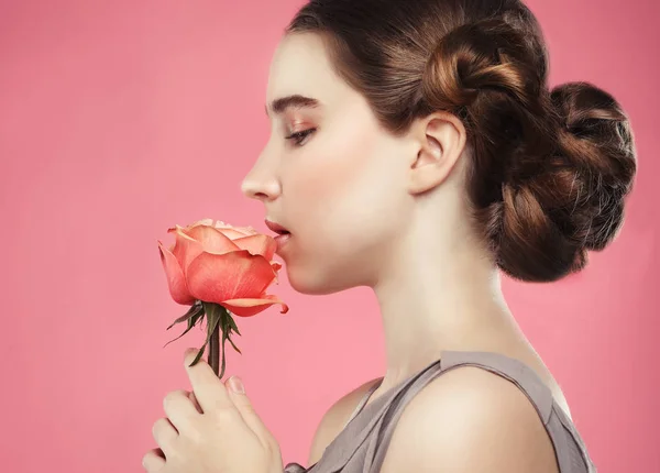 Modell med perfekt smink och rosa blommor — Stockfoto