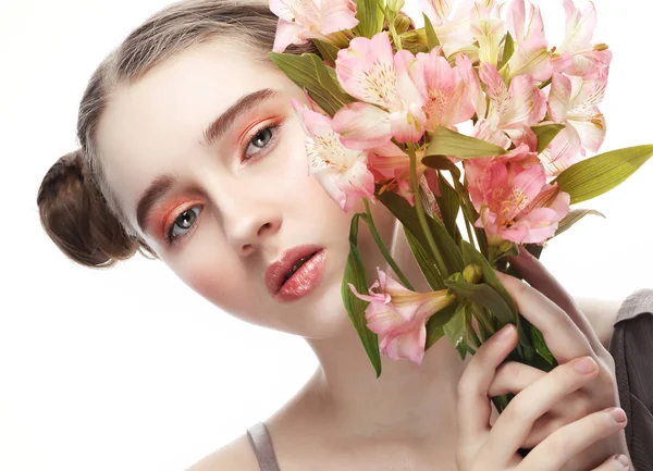 模型与完美的化妆和粉红色的花朵 — 图库照片