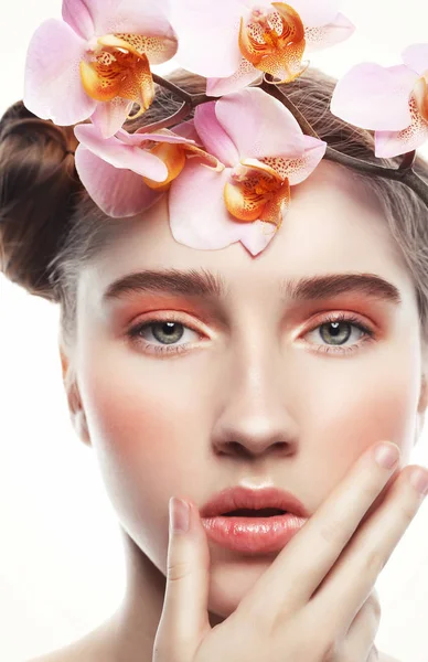 Modelo con maquillaje perfecto y flores de color rosa — Foto de Stock