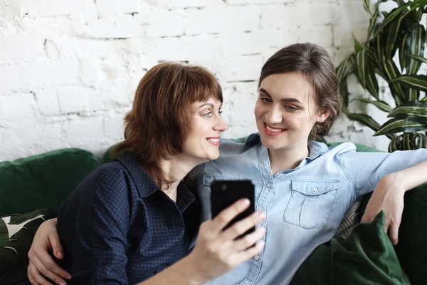 Maturo madre e sua figlia fare un selfie utilizzando smart phone — Foto Stock