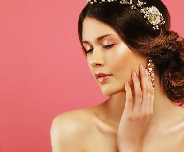 Wedding earrings on a female hand, she takes the earrings, wear earrings. — Stock Photo, Image