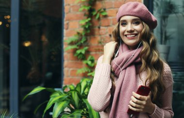 moda kadın modeli pembe giysi açık giyen