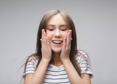 Güzel kız şaşırmış ve şaşırmış görünüyor..