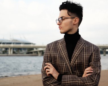 Gözlük zarif moda adam açık, yaz günü