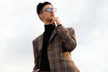 Zarif genç yakışıklı adam. Açık havada moda portresi.  