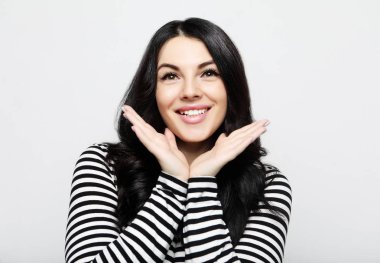 yaşam tarzı ve insanlar kavramı-güzel kız sürpriz ve şok size bakıyor.