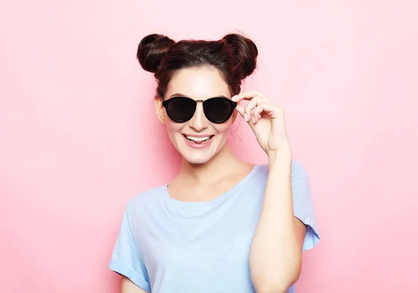 Chica morena divertida positiva con peinados con gafas de sol — Foto de Stock