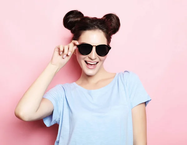 Positiv rolig brunett tjej med hairbuns bär sol glasögon — Stockfoto