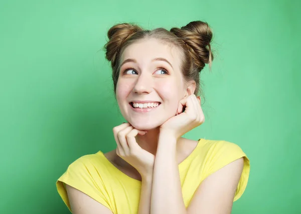 Retrato de hermosa chica alegre sonriendo mirando a la cámara — Foto de Stock