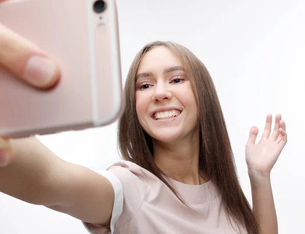Lyckligt leende ung kvinna som bär tar selfie med smartphone — Stockfoto