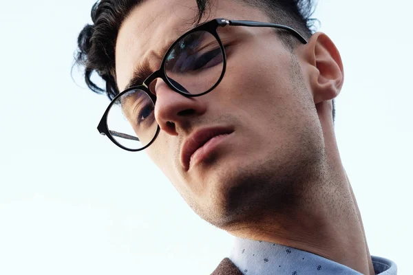 Elegáns divatos férfi szemüveg kültéri, nyári napon — Stock Fotó