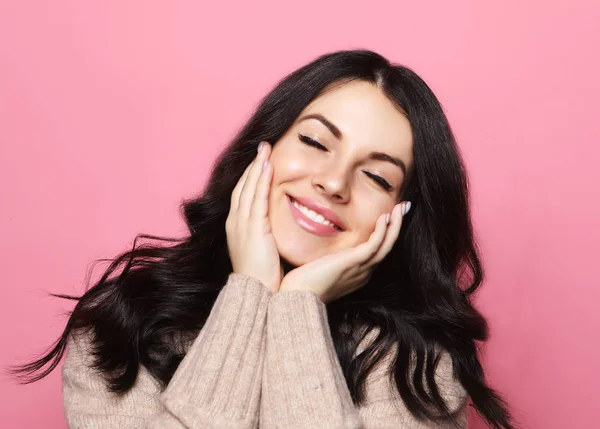 Retrato de mujer joven positiva con los ojos cerrados —  Fotos de Stock