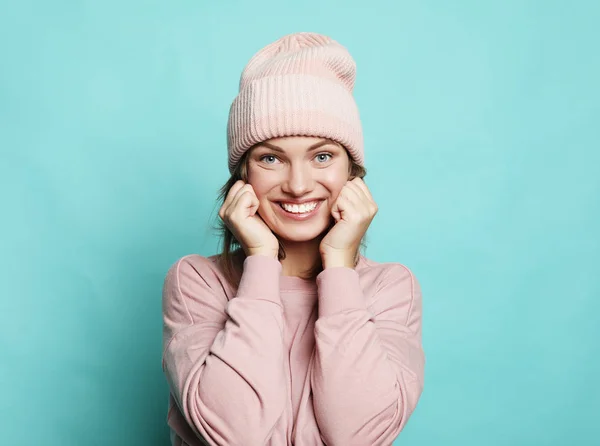Gambar wanita muda yang bahagia mengenakan topi merah muda dan sweater — Stok Foto