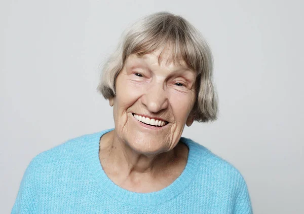 Grijze harige oude mooie mooie lachen vrouw. — Stockfoto