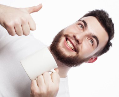 Günaydın, bir fincan çay tutan adam. Sabah kavramı. 