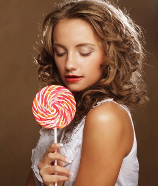  Güzellik kıvırcık kız portre renkli lolipop tutan.