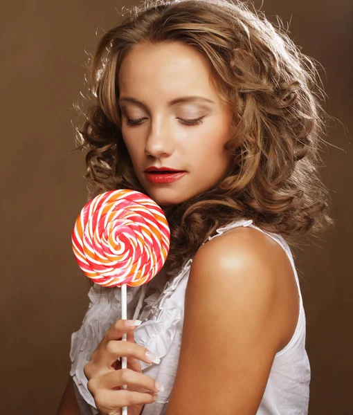 Beauty curly girl portrait holding colorful lollipop. — Stock Photo, Image