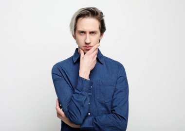 Beyaz arka plan üzerinde düşünme genç adam