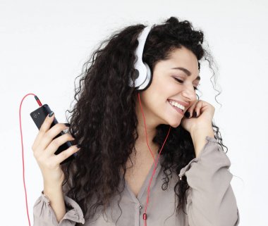 Güzel Afrikalı Amerikalı kadınlar müzik dinlemek